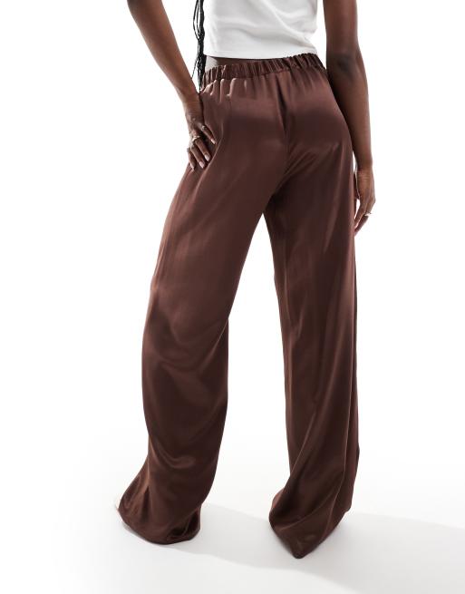 Pantalones marrón chocolate de pernera ancha de satén de ASOS DESIGN, 3 de 5