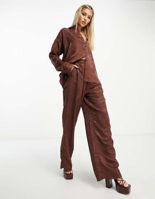 Pantalones marrón chocolate de pernera ancha de satén de Heartbreak (parte de un conjunto)