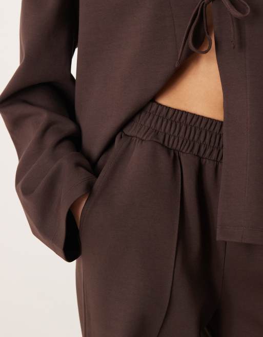 Pantalones marrón chocolate de pernera ancha de tejido entrelazado de ASOS DESIGN (parte de un conjunto), 4 de 5