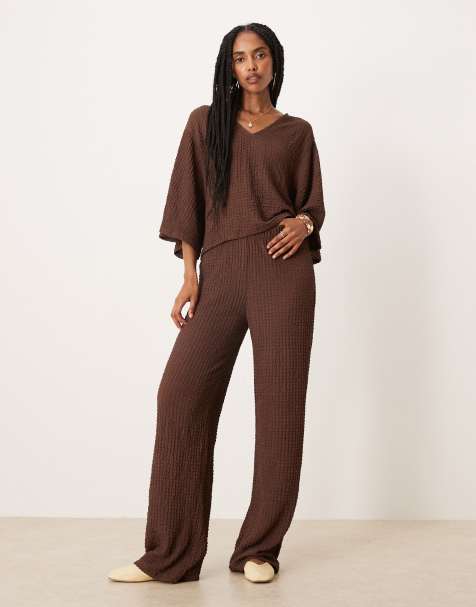 Pantalones marrón chocolate de pernera ancha de tejido texturizado de ASOS DESIGN (parte de un conjunto) - view 1