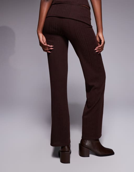 Pantalones marrón chocolate de pernera recta con cintura plegada de canalé cepillado de ASOS DESIGN (parte de un conjunto), 5 de 5