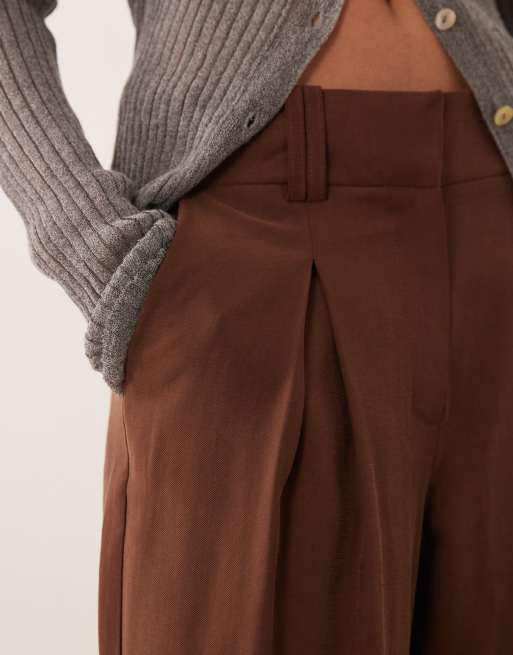Pantalones marrón chocolate de talle alto con pinzas delanteras de AWARE, 2 de 5