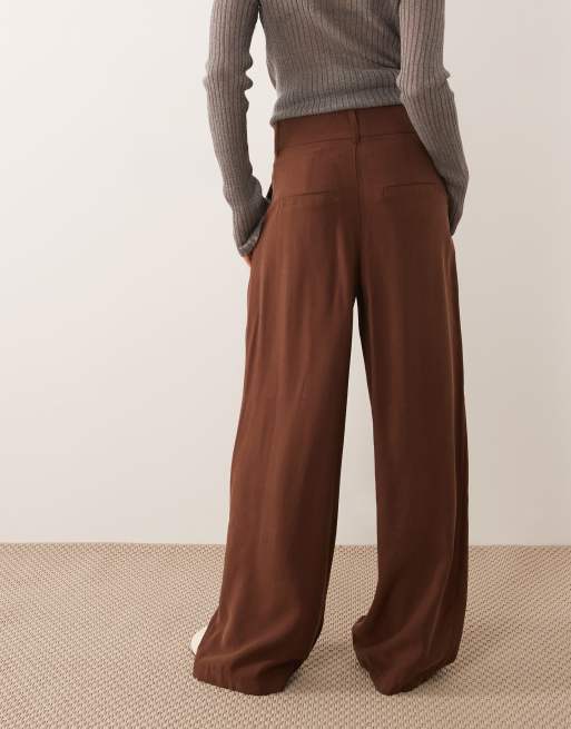 Pantalones marrón chocolate de talle alto con pinzas delanteras de AWARE, 5 de 5