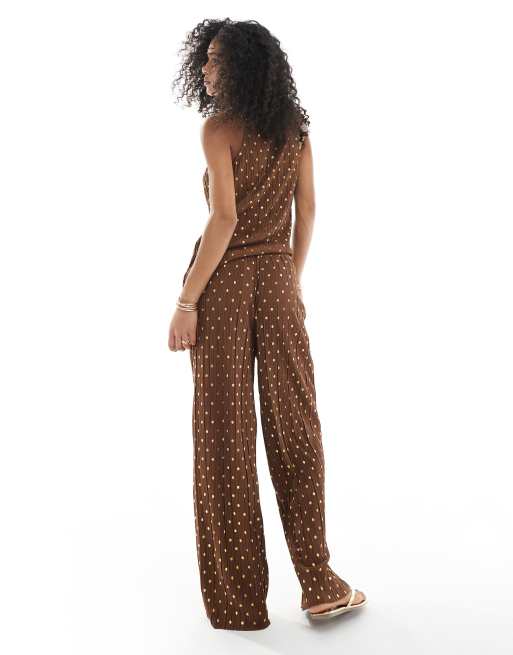 Pantalones marrón chocolate plisados de pernera ancha con lunares dorados de Vero Moda (parte de un conjunto), 3 de 5
