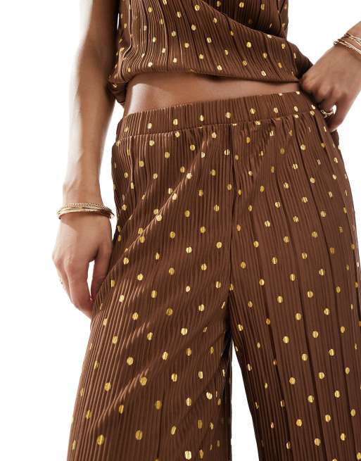 Pantalones marrón chocolate plisados de pernera ancha con lunares dorados de Vero Moda (parte de un conjunto), 4 de 5