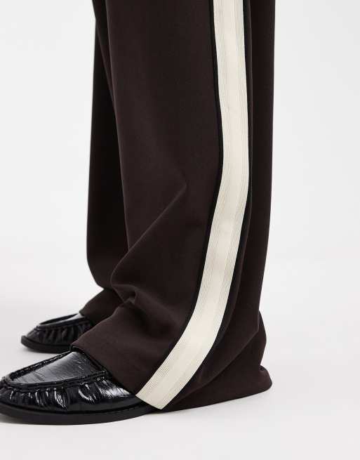 Pantalones marrón chocolate sin cierres de corte suelto con raya lateral de Vero Moda Tall, 3 de 5