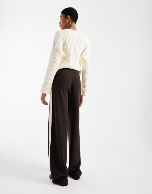 Pantalones marrón chocolate sin cierres de corte suelto con raya lateral de Vero Moda Tall, 4 de 5