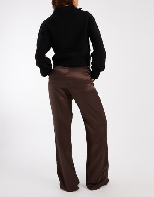 Pantalones marrón chocolate sin cierres de pernera ancha de satén de ASOS DESIGN, 3 de 5