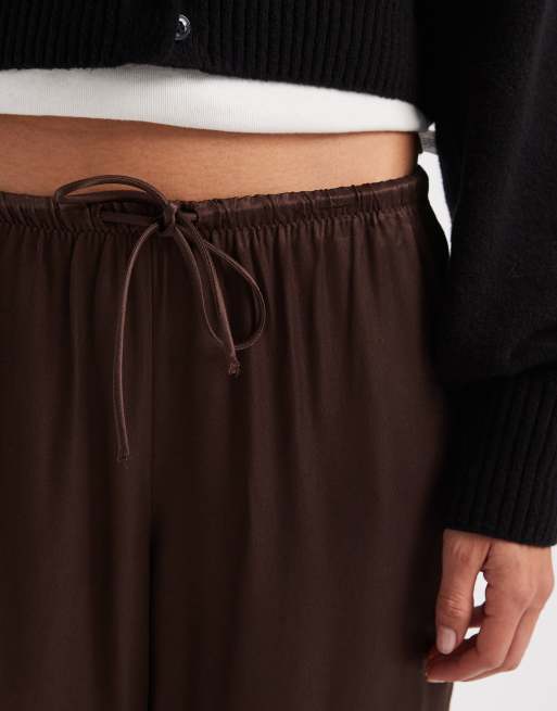Pantalones marrón chocolate sin cierres de pernera ancha de satén de ASOS DESIGN, 4 de 5