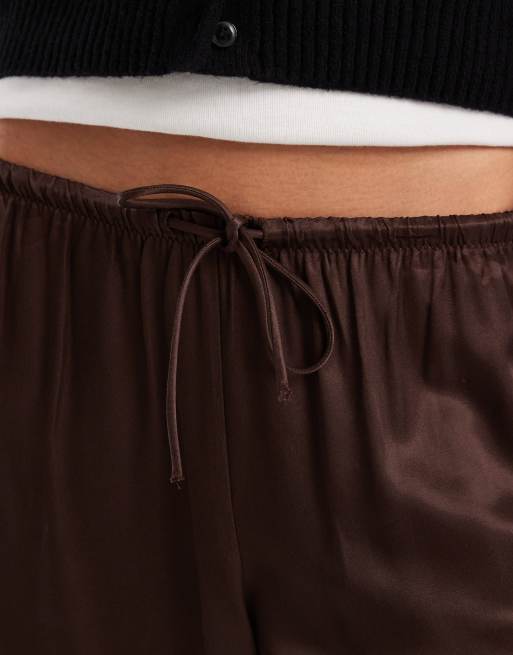 Pantalones marrón chocolate sin cierres de pernera ancha de satén de ASOS DESIGN, 5 de 5