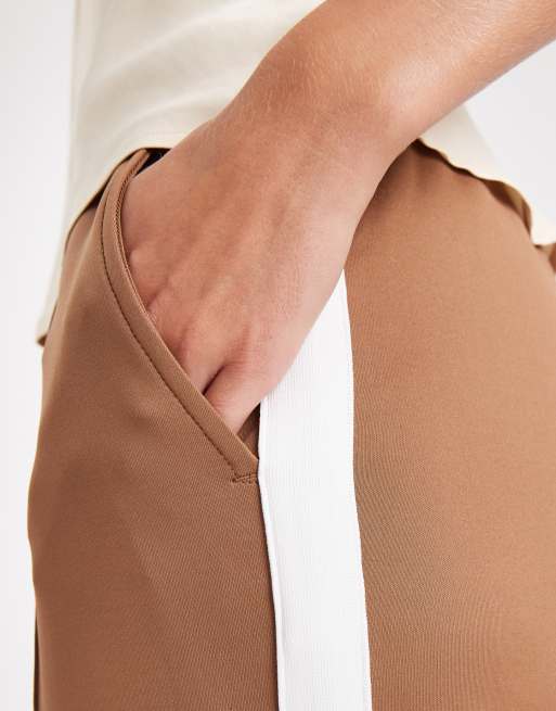 Pantalones marrón claro de pernera recta con raya lateral blanca de punto liso de Noisy May Tall, 4 de 5