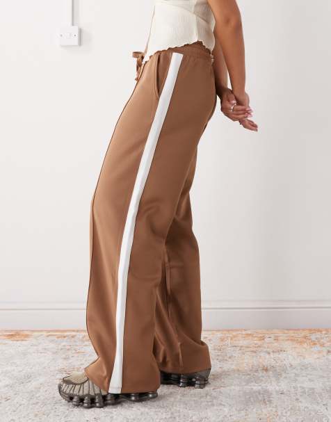 Pantalones marrón claro de pernera recta con raya lateral blanca de punto liso de Noisy May - view 1