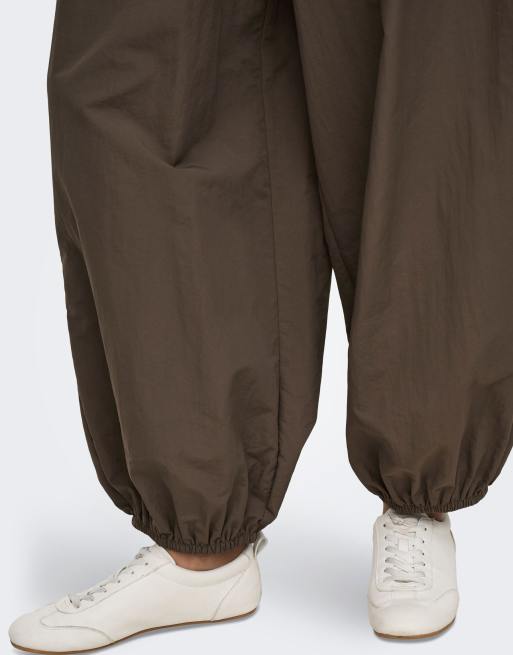 Pantalones marrón intenso de estilo paracaidista de ONLY, 5 de 5
