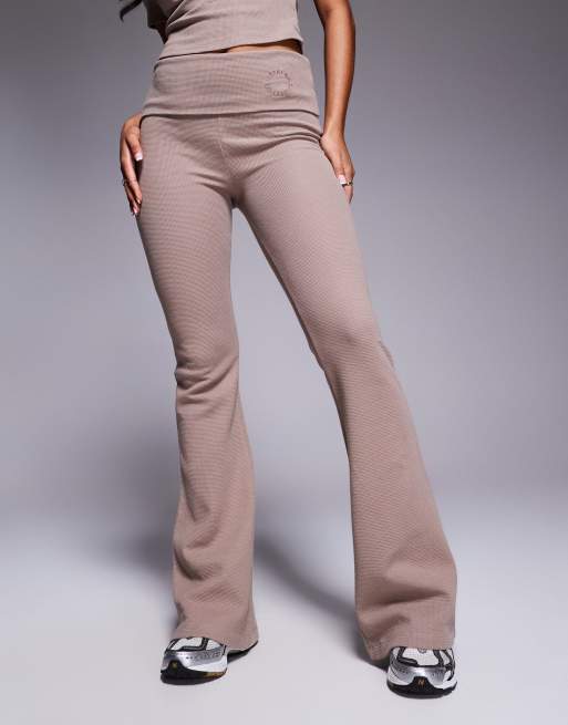 Pantalones marrón moca de tejido gofrado de Weekend Collective, 2 de 4