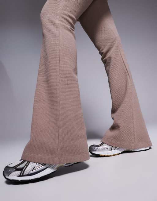 Pantalones marrón moca de tejido gofrado de Weekend Collective, 3 de 4