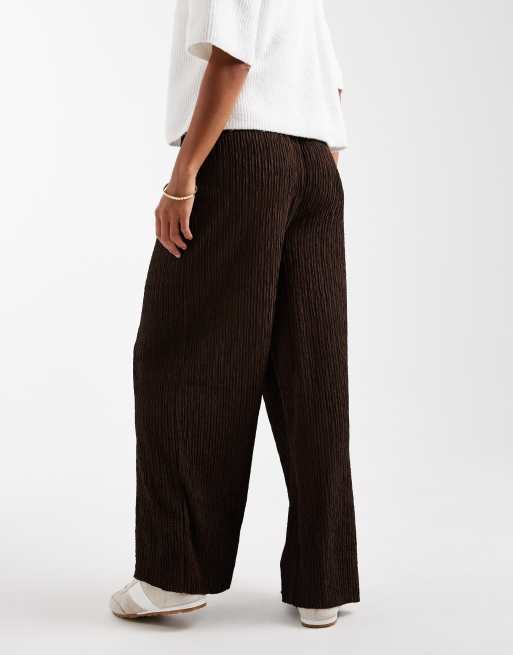 Pantalones marrón oscuro de pernera ancha de tejido texturizado de New Look Petite, 4 de 5