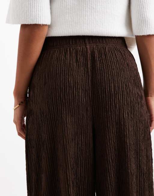Pantalones marrón oscuro de pernera ancha de tejido texturizado de New Look Petite, 5 de 5