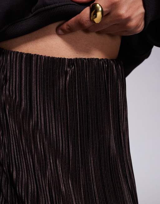 Pantalones marrón oscuro plisados de pernera ancha de River Island Petite, 2 de 5