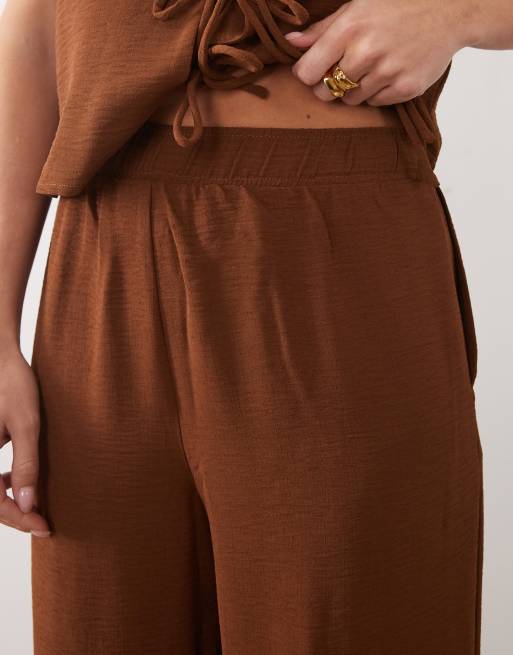 Pantalones marrón tostado de pernera ancha de tejido texturizado de VILA Petite (parte de un conjunto), 4 de 5