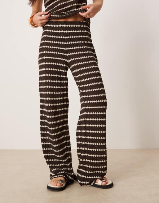 Pantalones marrones a rayas de pernera recta de punto de Mango