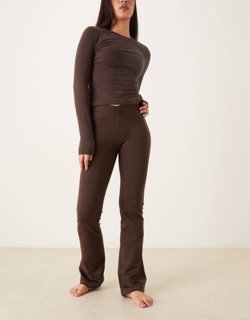 Pantalones marrones de corte acampanado con cintura de pico de Gilly Hicks