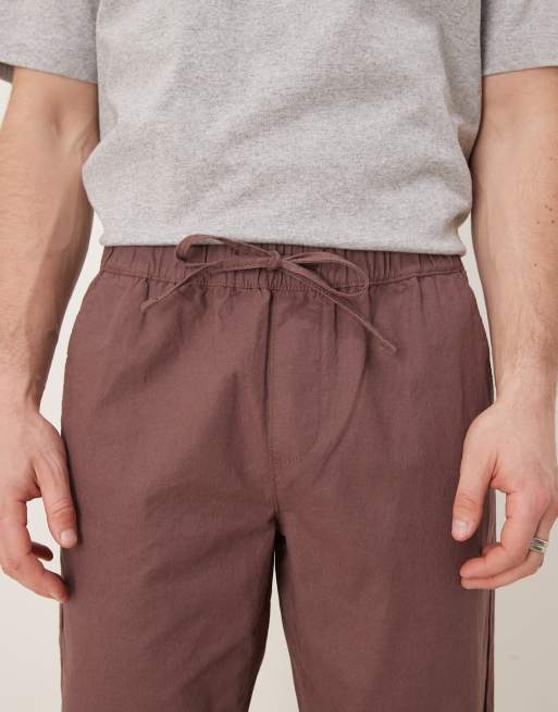 Pantalones marrones de corte slim con cintura elástica de tejido rico en lino de ASOS DESIGN, 4 de 5