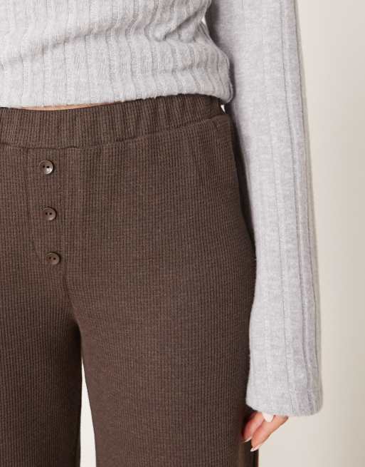 Pantalones marrones de pernera ancha con detalle estilo bóxers de punto gofrado de ASOS DESIGN, 4 de 5