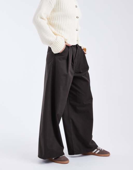 Pantalones marrones de pernera ancha con pinzas de tejido efecto papel de algodón de ASOS DESIGN, 2 de 5