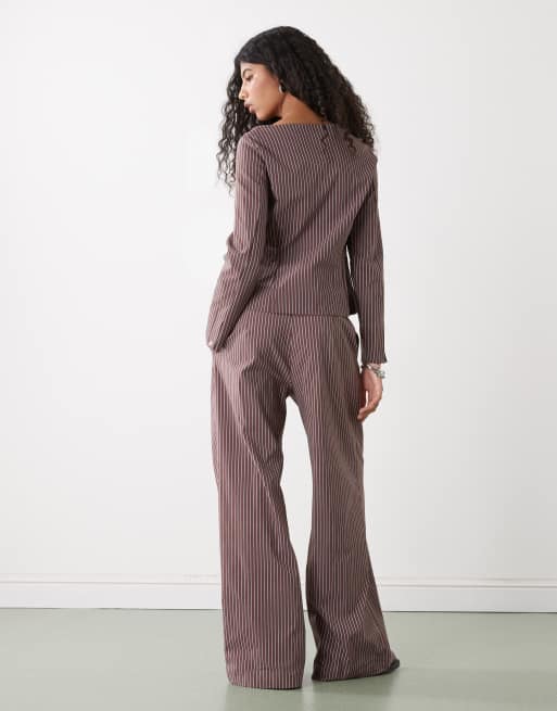 Pantalones marrones de pernera ancha con raya diplomática de Reclaimed Vintage, 3 de 5