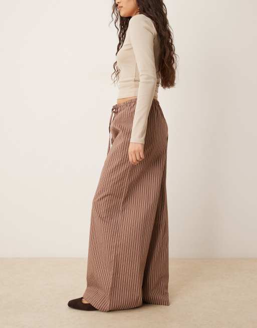 Pantalones marrones de pernera ancha con raya diplomática de Wednesday's Girl, 2 de 5