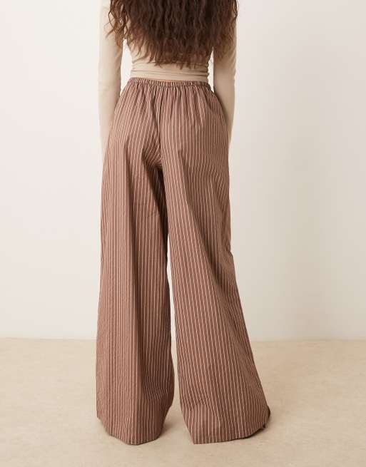 Pantalones marrones de pernera ancha con raya diplomática de Wednesday's Girl, 3 de 5