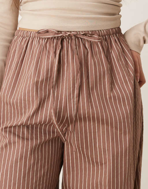 Pantalones marrones de pernera ancha con raya diplomática de Wednesday's Girl, 5 de 5