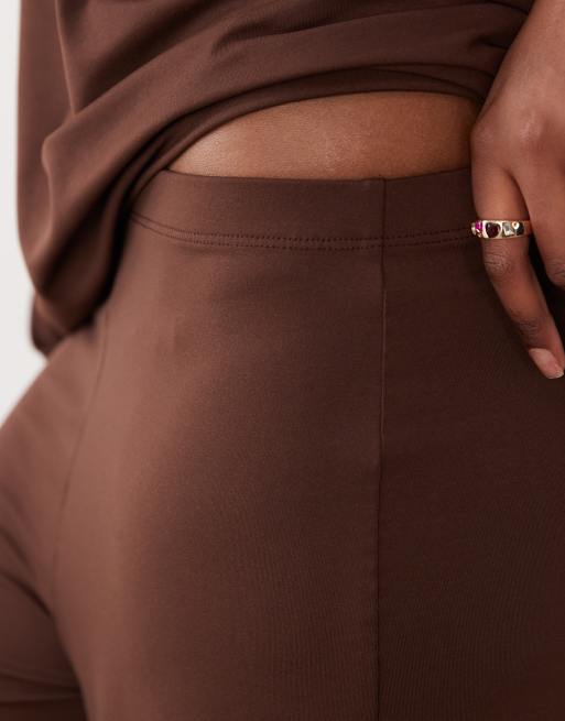 Pantalones marrones de pernera ancha de ASOS DESIGN (parte de un conjunto), 5 de 5
