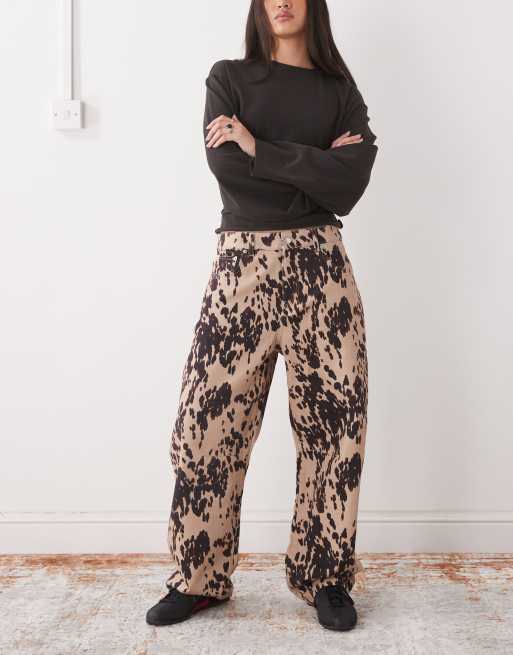 Pantalones marrones de pernera barrel con estampado de leopardo de Reclaimed Vintage