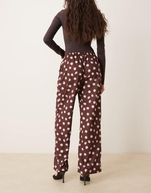 Pantalones marrones de pernera recta con estampado de lunares y cinturilla elástica Illume de Sister Jane, 3 de 5