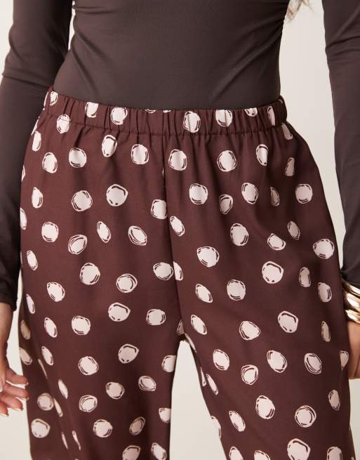 Pantalones marrones de pernera recta con estampado de lunares y cinturilla elástica Illume de Sister Jane, 4 de 5
