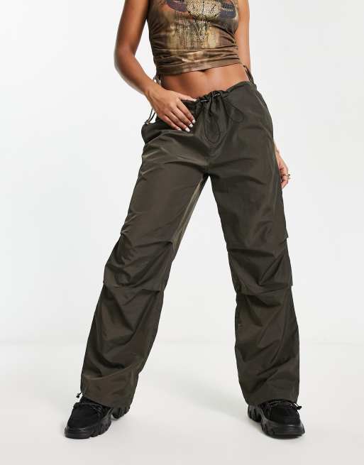 Pantalones marrones de talle bajo estilo paracaidista de Noisy May