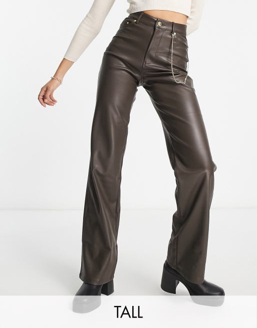 Pantalones marrones de tiro alto y pernera ancha de cuero sintético de Only Tall