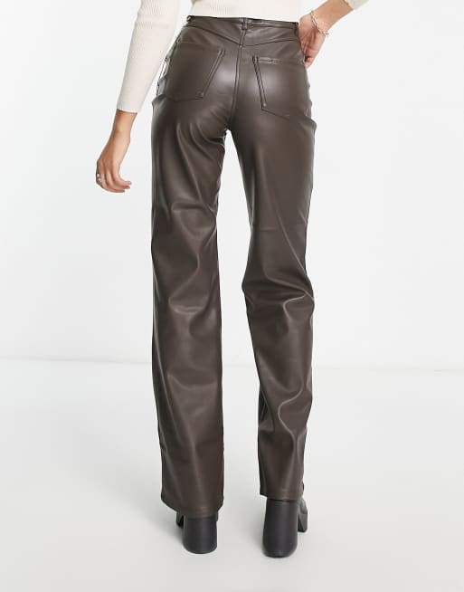 Pantalones marrones de tiro alto y pernera ancha de cuero sintético de Only Tall, 3 de 4