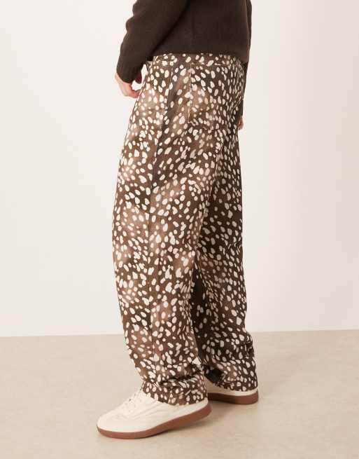 Pantalones marrones holgados con estampado de piel de ciervo de ASOS DESIGN, 3 de 5