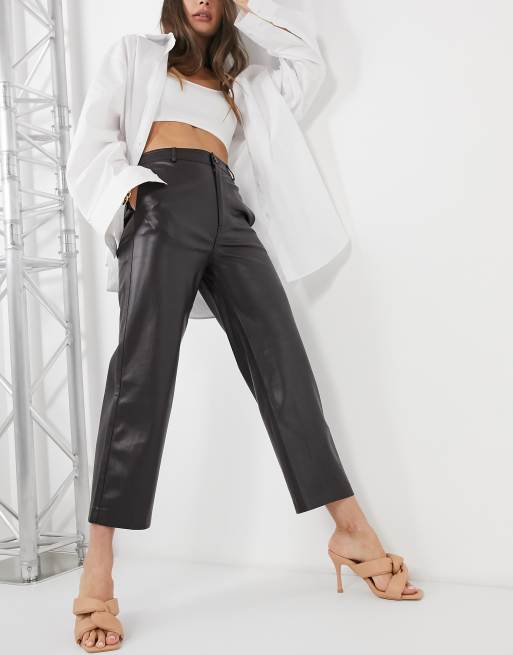 Pantalones marrones oscuros de corte recto de cuero sintético de Mango
