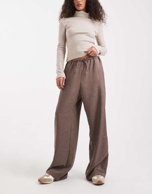 Pantalones marrones sin cierres con detalle de lazada de ONLY