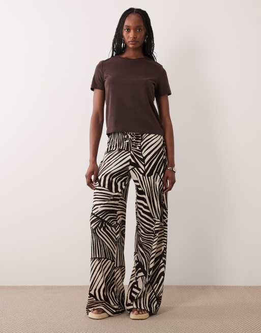 Pantalones marrones sin cierres con estampado abstracto de JDY Tall, 2 de 5