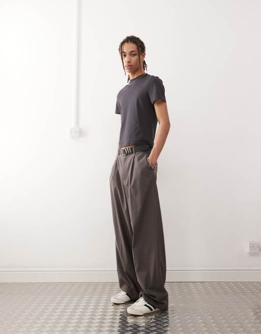 Pantalones marrones sueltos con raya diplomática Uno de Weekday