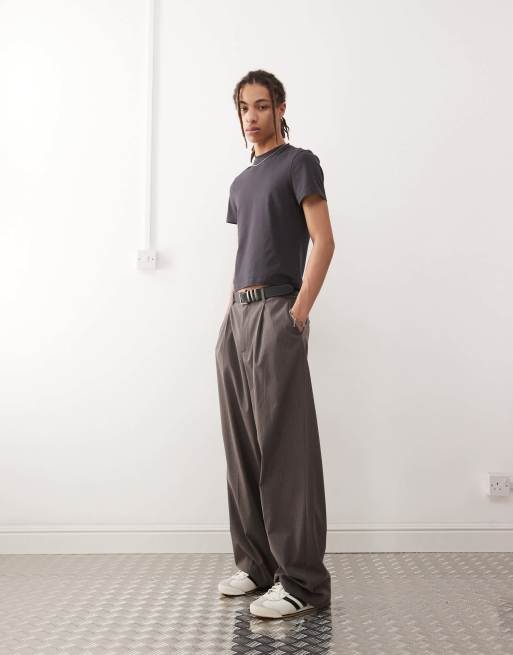 Pantalones marrones sueltos con raya diplomática Uno de Weekday - view 1