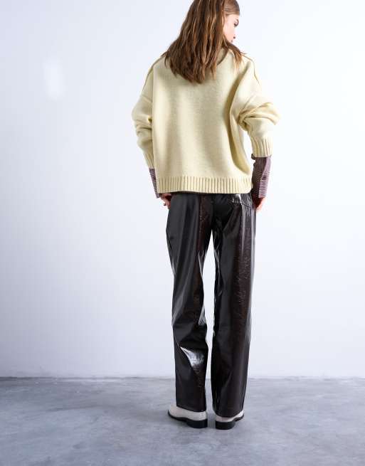 Pantalones marrones ultrabrillante de pernera recta y talle alto con pinzas de cuero sintético de Topshop, 3 de 5