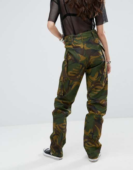 Pantalones militares de camuflaje Revived de Reclaimed Vintage, 2 de 4
