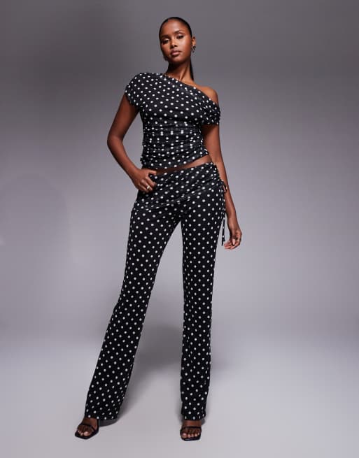Conjunto monocromático con estampado de lunares de pantalones con detalle plegado fruncido y top ceñido con escote Bardot de tejido doble exclusivo de Kaiia, 3 de 3