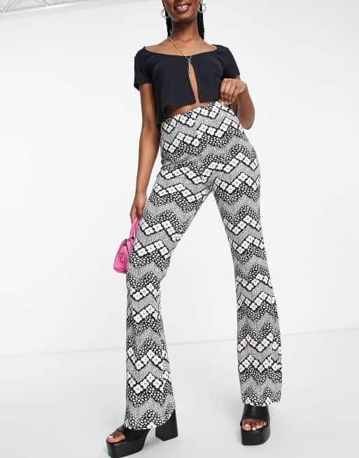 Pantalones monocromáticos de campana con estampado zigzag y de flores de Miss Selfridge, 2 de 4