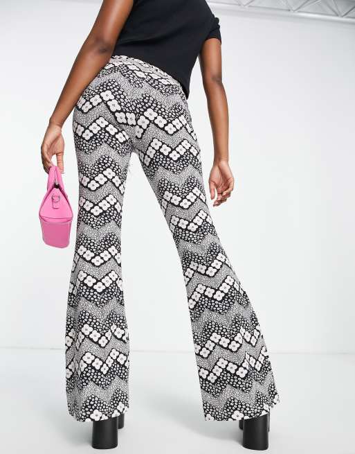 Pantalones monocromáticos de campana con estampado zigzag y de flores de Miss Selfridge, 3 de 4
